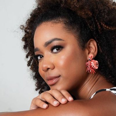 Handgeschnitzte Statement-Totumo-Ohrringe mit Flamingo-Motiv