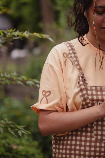 Pretzel bows T-shirt