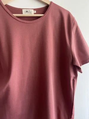 fin t-shirt / clay — Noctu