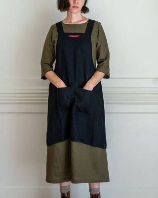Cross Back Apron in Black Linen