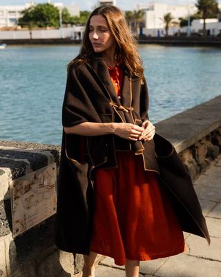 Schokofarbener Poncho aus Wollmischung